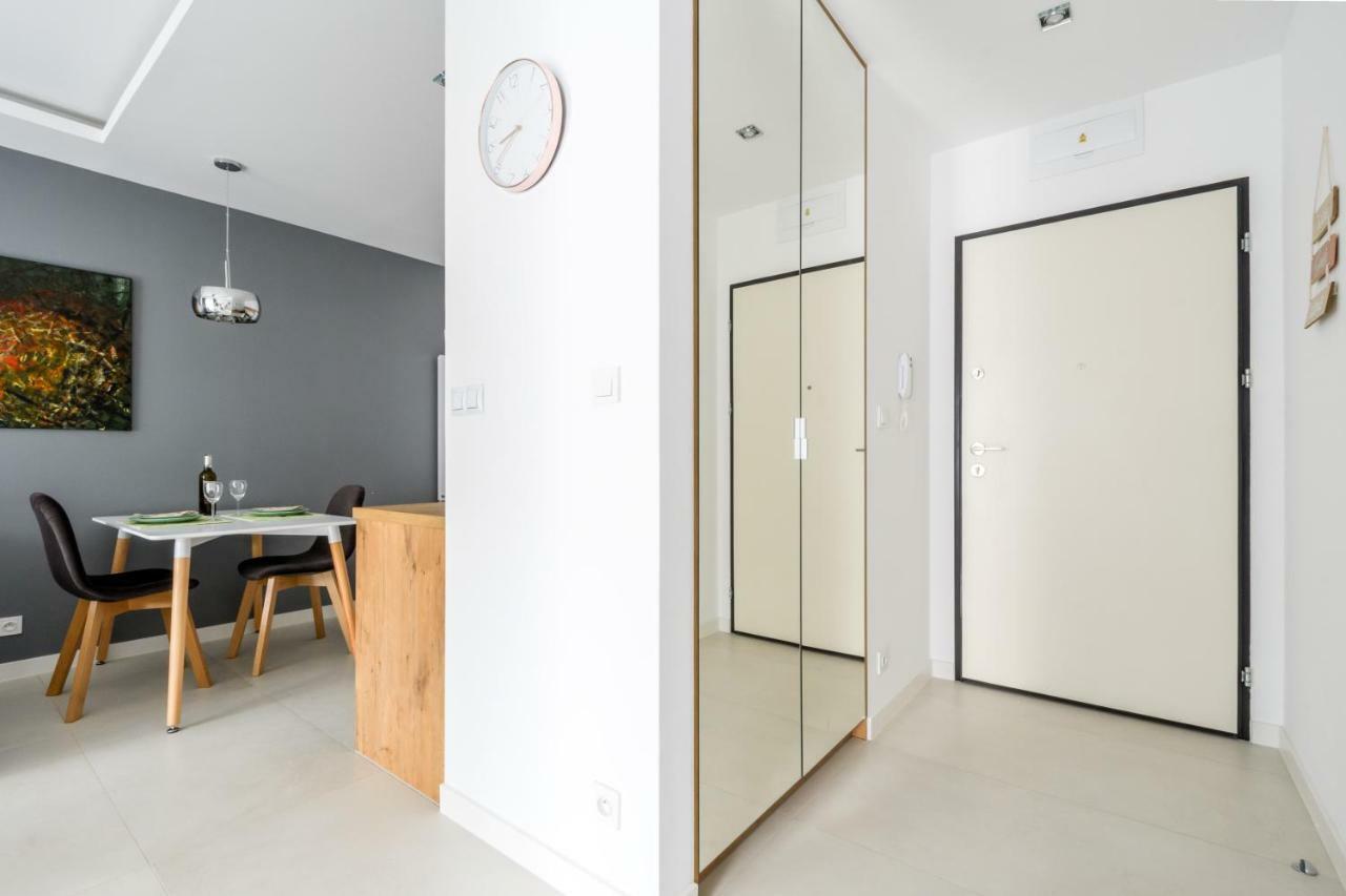 M&R Apartament: Airport-Adjacent Business Stay with Self Check-In Warsaw Exterior photo